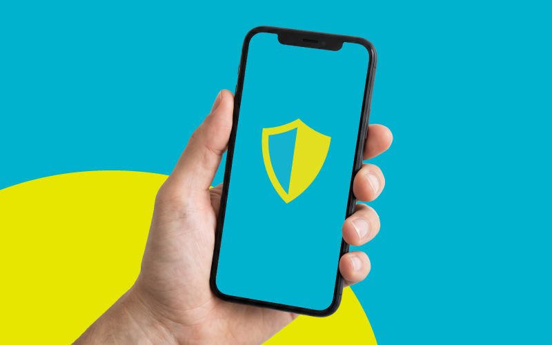 Jak zabezpieczyć telefon przed hakerami – grafika przedstawiająca smartfon z symbolem kłódki