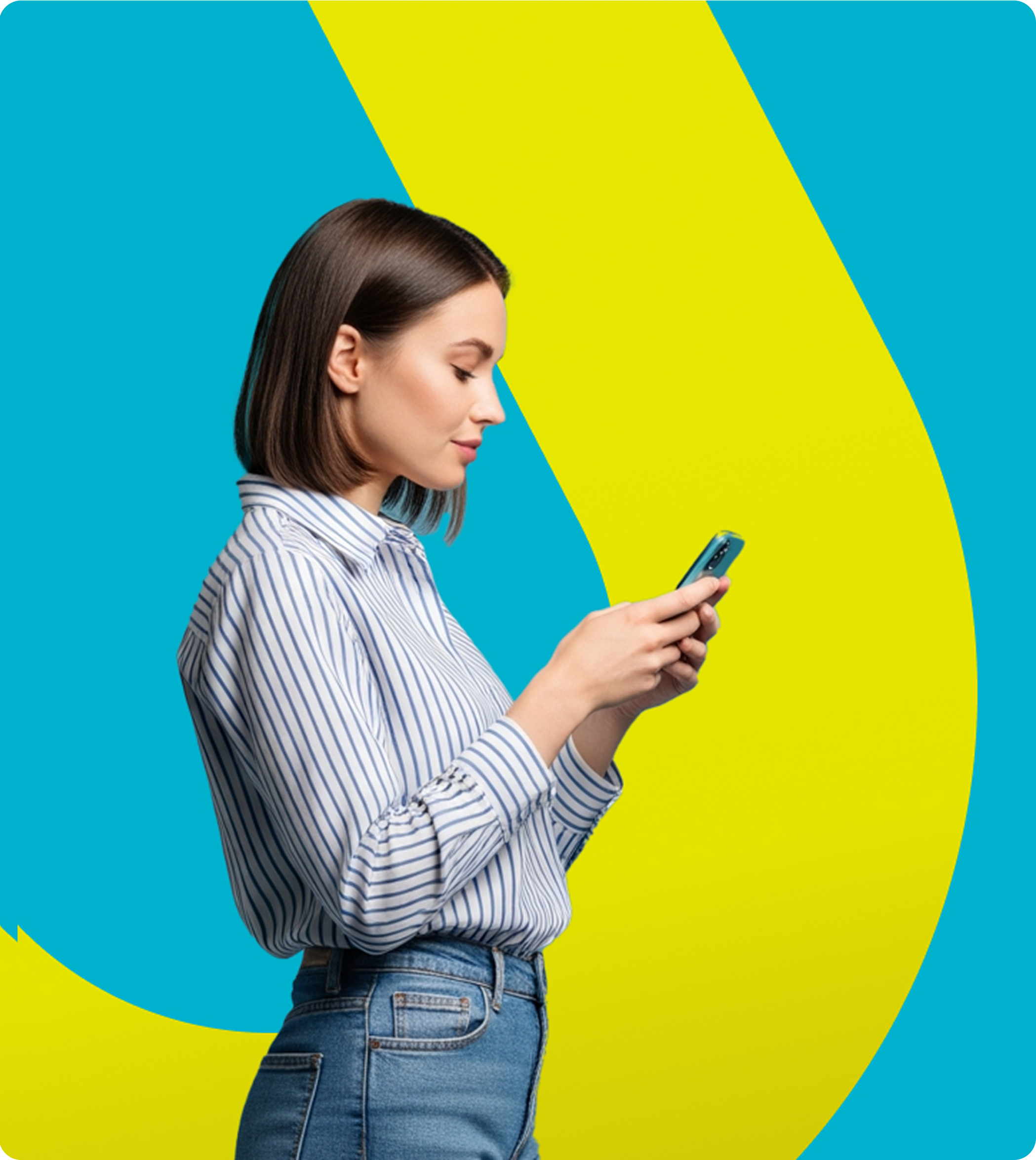 kobieta trzymająca w dłoni telefon i oglądająca tv mobilną